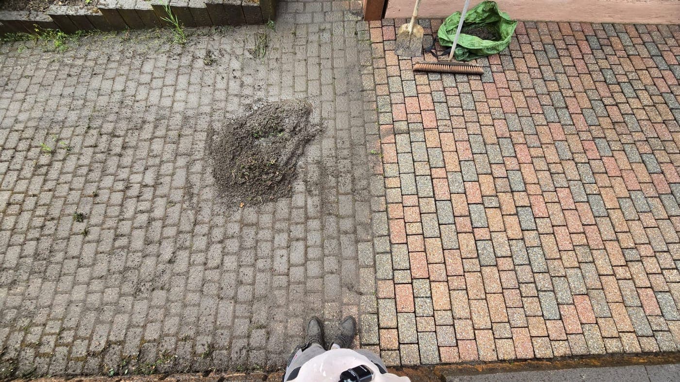 Pflasterfläche: links verschmutzt, rechts frisch gereinigt