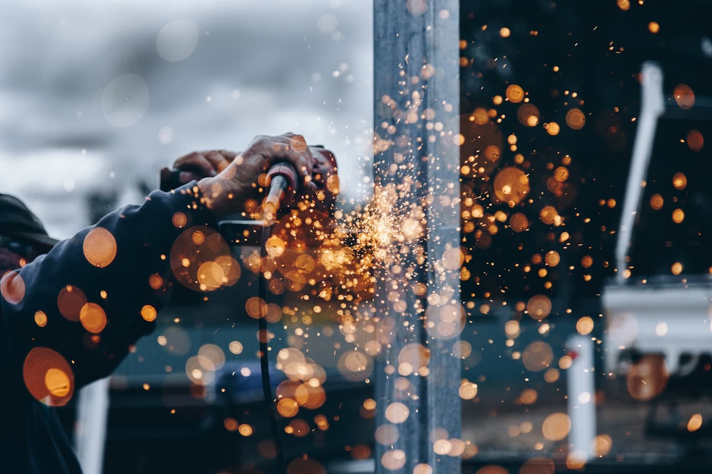 Handwerker bei Metallarbeiten, Funken sprühen in der Werkstatt