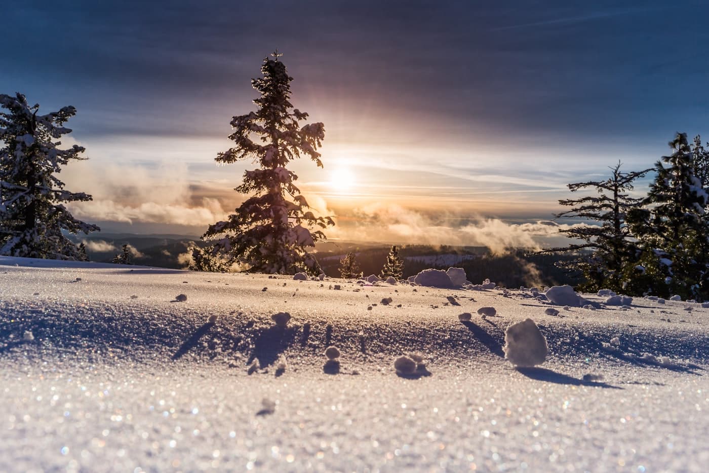 Verschneite Winterlandschaft im Morgenlicht